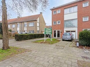 Te renoveren woning (3 slk) met 2 garages en ruime tuin.