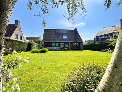 Alleenstaande villa met mooie tuin te Knokke