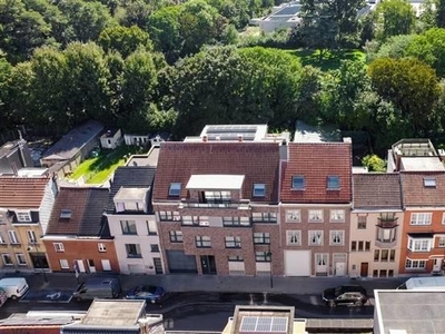 Ruime woning met loods en kantoor