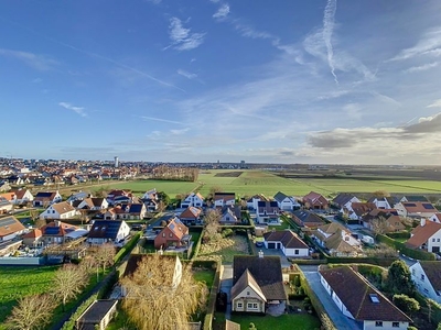 Studio met open zichten en groot hoekterras