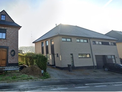 Zeer ruime woning gelegen te Denderhoutem, Ninoofsesteenw...