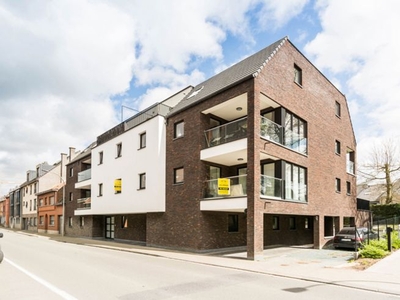 Quasi nieuwbouwappartement met terras, 2 garages en kelder