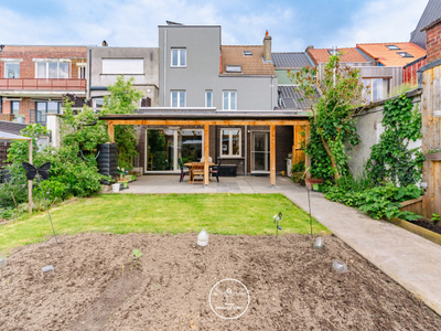 Unieke woning met zes slaapkamers, tuin en garage in Gent