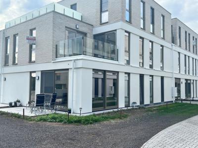 MODERN APPARTEMENT (73m²) MET 2 SLAAPKAMERS, TERRAS, KELDERBERGING, ONDERGONDSE AUTOSTAANPLAAT, FIETSENBERGING EN MOOIE PARKTUIN.