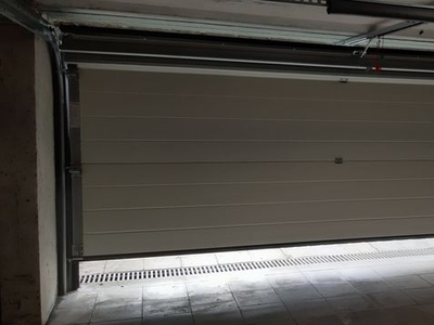 GESLOTEN GARAGE 52 m² + PRIVE OPRIT 60 m²