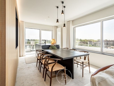 High-end penthouse met frontaal zeezicht