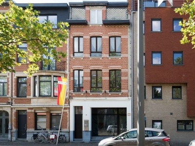 Opbrengsteigendom met handelspand en twee appartementen