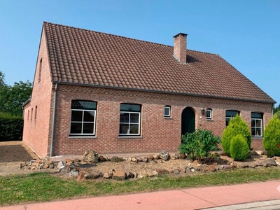 Ruime, goed onderhouden woning met 4 slaapkamers en tuin.