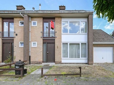 RUSTIG GELEGEN HALFOPEN WONING