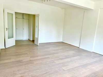 Stokkel/Dumonplein-studio +/- 45m²-terras-kelder