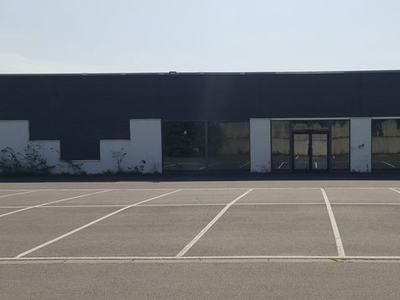 Unieke Kans: 900 m² Commerciële Ruimte met Parkeerplaats