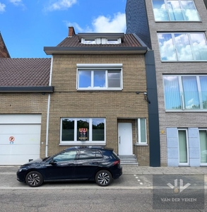 VOLLEDIG GERENOVEERDE WONING MET 3 SLPK OP TOPLOCATIE