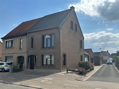 Woning met 3 slaapkamers en veel garageruimte.