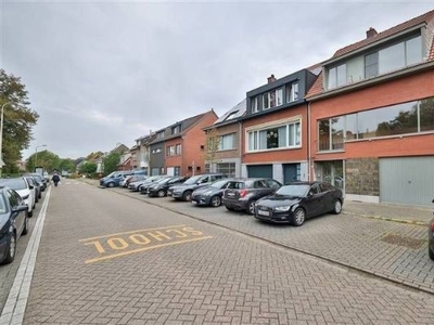 Bel-etage woning met grote garage / magazijn