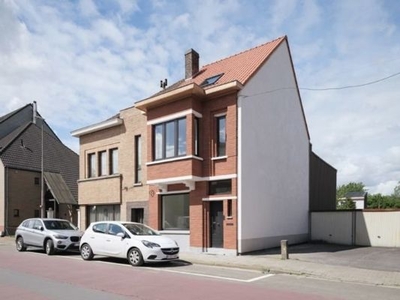 Gerenoveerde burgerwoning met ruime tuin en atelierruimte.