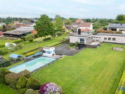 Modernistische Villa met zwembad in een oase van groen