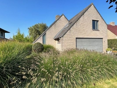 Residentieel gelegen villa, 814 m², 4 slpkrs, dub. garage, d