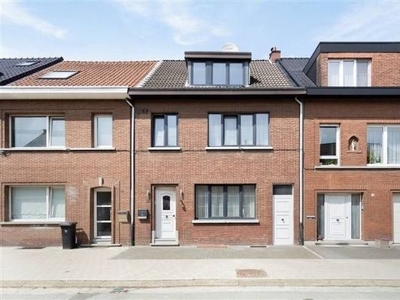 Ruime woning met 6 slpks, 2 badk en tuin