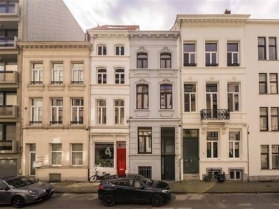 Toffe burgerwoning met zonnige stadstuin gelegen nabij Zuid!