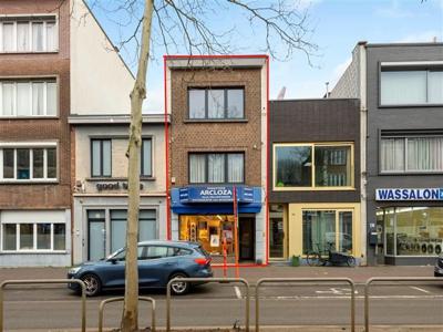 Handelszaak met twee appartementen met mogelijkheden!