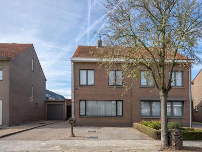 Ruime halfopen bebouwing met tuin en garage