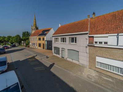 Ruime handelswoning met 5 slaapkamers en 2 garages te Bulska