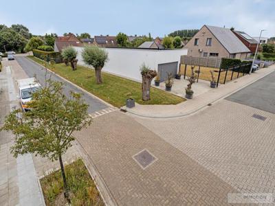 Unieke LOFT villa op hoekperceel en volledig gelijkvloers.