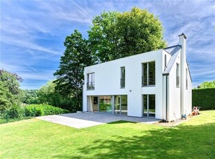 Gelegen aan het MEER VAN GENVAL, prachtige villa in perfecte