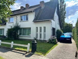 Halfopen bebouwing op ca. 403 m² grond, met 3 slaapkamers, g