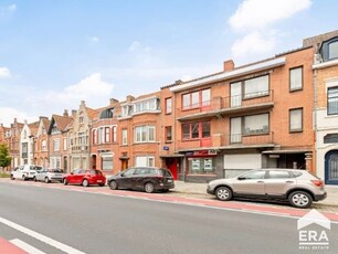 Handelspand met duplex appartement op topligging.