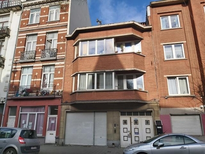 Goujons, mixed building to renovate with permit for 3 units