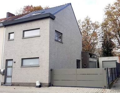 Moderne halfopen bebouwing met aparte garage SINT-NIKLAAS