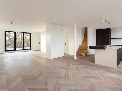 Prachtig gerenoveerde duplex met groot terras van ca 30 m²