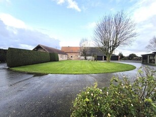 MOOIE hoeve op 35 are met bijgebouwen en 4 slaapkamers.