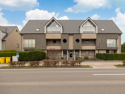 Een ruim duplex-appartement van 148m² met 4 slaapkamers, terras en 2 autostaanplaatsen.