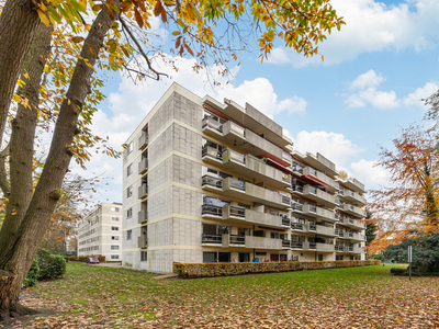 Een zeer ruim appartement (ca. 160 m²) op de eerste verdieping rechts met 2 terrassen, 2 bergingen en garage.