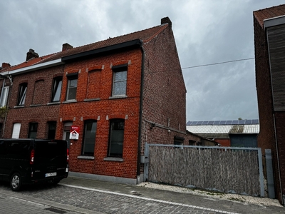 Halfopen woning te koop met loods (+/-270m²)