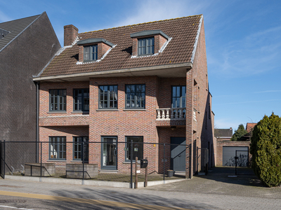 WONING MET HANDELSGELIJKVLOERS OP RUIM PERCEEL