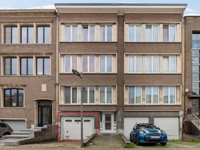 Gelijkvloers appartement met 2 slaapkamers, gigantische tuin en garage!