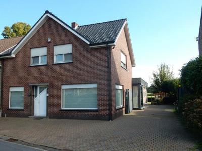 Instapklare woning met bijhorende burelen en loods.