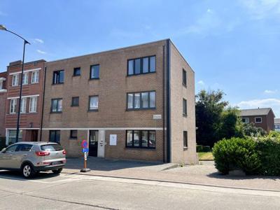 Ruim appartement op bovenste verdieping met garage en tuin .