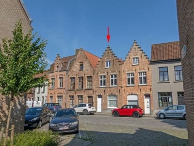 Brugse woning met 2 slaapkamers en koer.