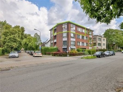 Gerenoveerd appartement met 2 sLpks en garagel