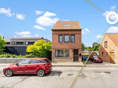 Gerenoveerde woning met 3 slaapkamers op een ruim perceel