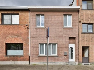 Gezinswoning met 3 slaapkamers en gezellige stadstuin in Mer