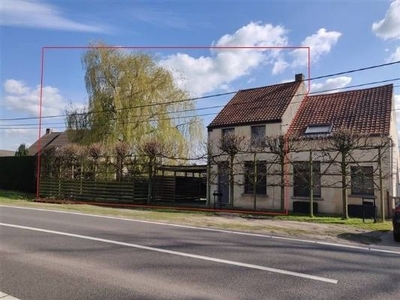 Halfopen bebouwing met 2 slaapkamers, grote tuin en carport.