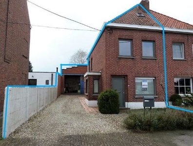 Halfopen woning met magazijn