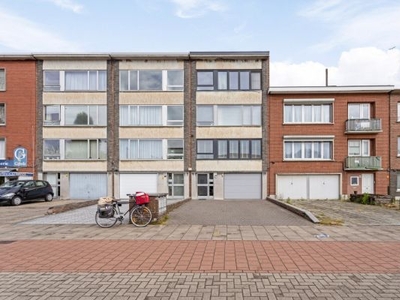 Instapklaar appartement met 2 slkp's, bew. opp van 80 m² met dubbele garage én tuin!