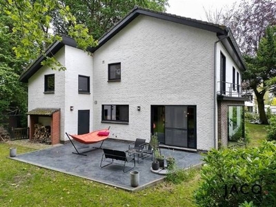 Karaktervolle, gerenoveerde villa met 5 slk's op een perceel