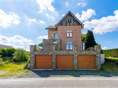 Renovatieproject : vrijstaand woonhuis met 3 garages en tuin